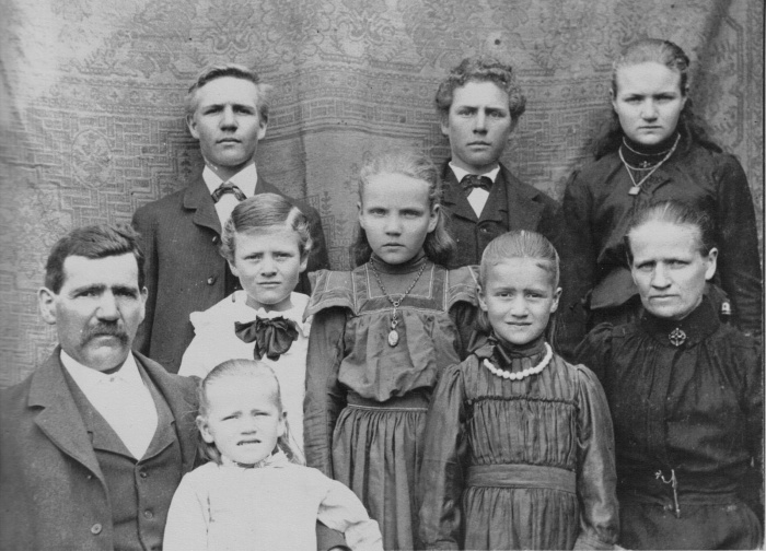 Das Foto (oben) zeigt die Familie Jakob Häusle aus Schlins, Jakob Häusle ist 1822 nach South Dakota ausgewandert. Das Foto stammt aus dem Gemeindearchiv Schlins / Tom Wong, Port Orchard, Washington.