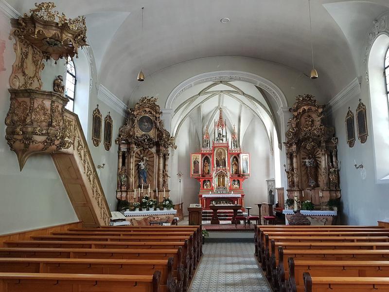 Kirchenschiff und Altar - von Asurnipal - Eigenes Werk, CC BY-SA 4.0