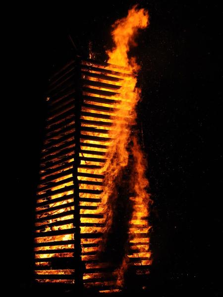 Brennender Funken in Form eines Holzturms in