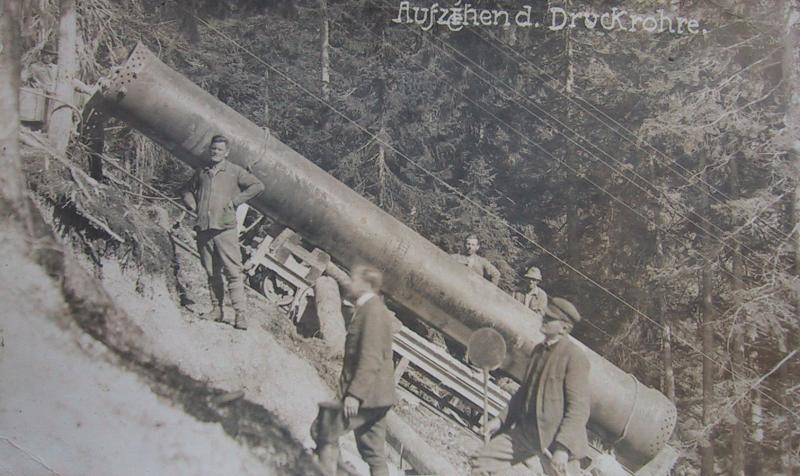 Die Montage einer neuen Druckrohrleitung parallel zum Thüringer Wasserfall. Die Überreste sind heute noch im Wald neben dem Wanderweg zu sehen. Foto 1909 Gemeindearchiv Thüringen